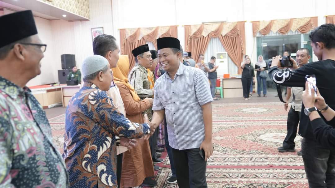 Wabup Rohil H Sulaiman menyalami pengurus IKA SMA Negeri 360 Plus Bagansiapiapi.