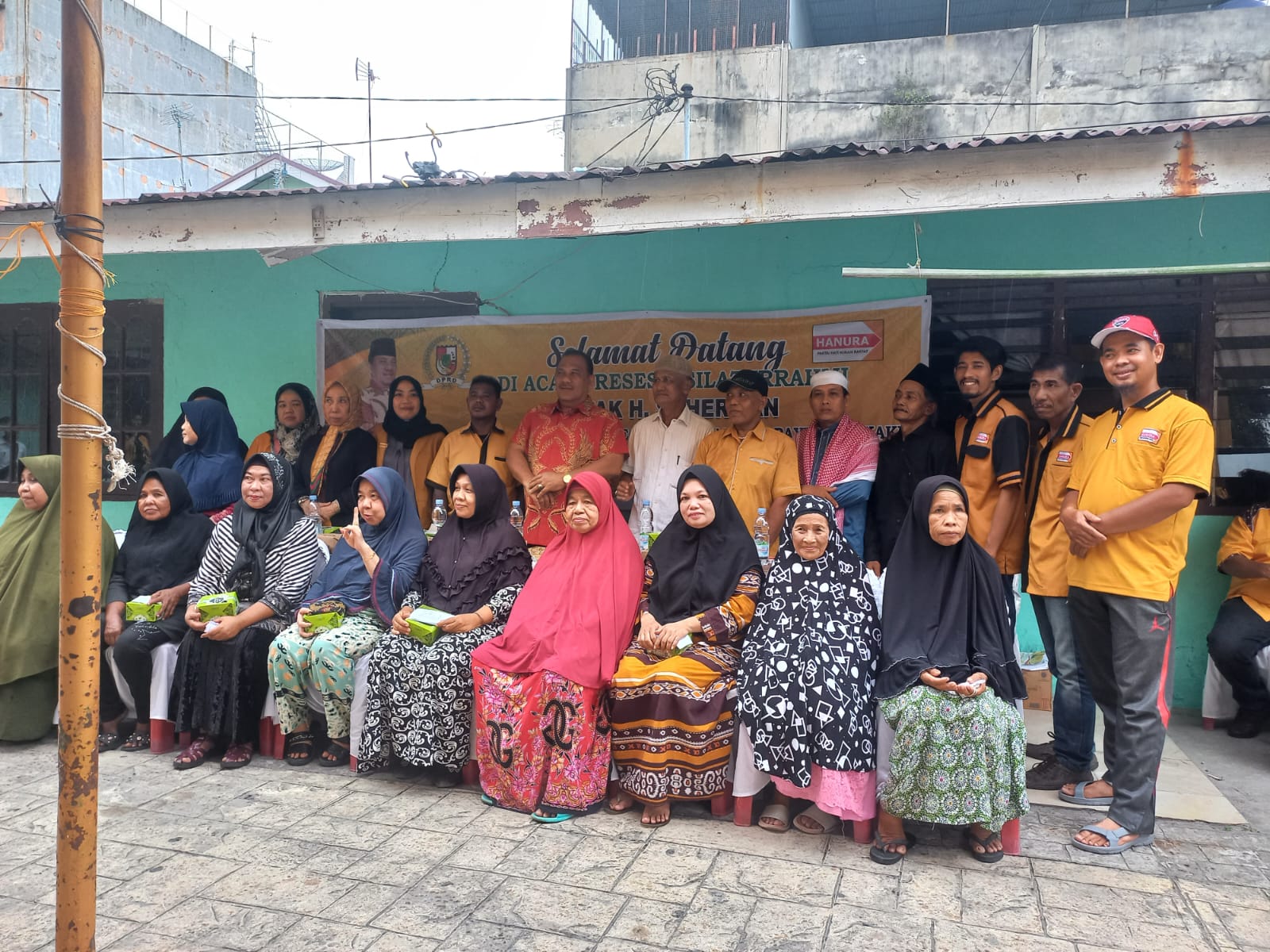 Anggota DPRD Kota Pekanbaru H Suherman foto bersama masyarakat.