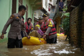 Banjir Rendam Ratusan Rumah di Rohul, Kapolres Evakuasi Dua Lansia