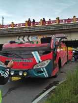 17 Orang Luka, Akibat Bus Milik PT. Sipirok Nauli Tabrak Fly Over  di Padang Panjang