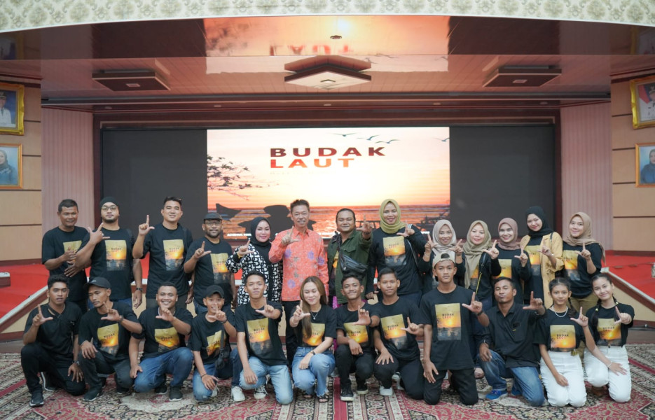 Bupati Rohil Nonton Bareng Pemutaran Perdana Film Budak Laut Karya Anak Negeri