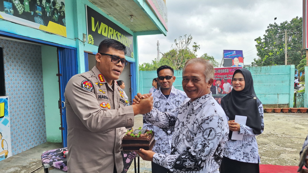 Eks Kabid Humas Polda Riau Bersama WMPR Rayakan Hari Guru di SMK Tuah Negeri