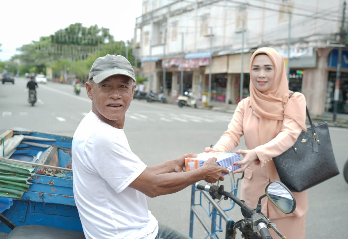 Tukang Becak di Rohil Terharu Terima Makan Siap Saji dari DWP Diskominfotiks