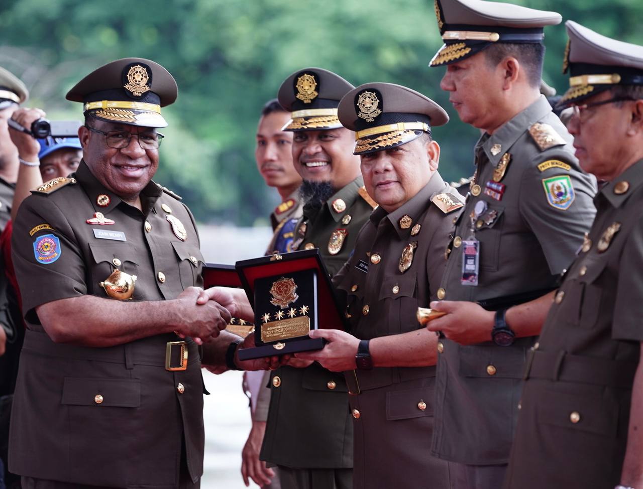 Pemprov Riau Terima Penghargaan Karya Bhakti Peduli Satpol PP dari Kemendagri