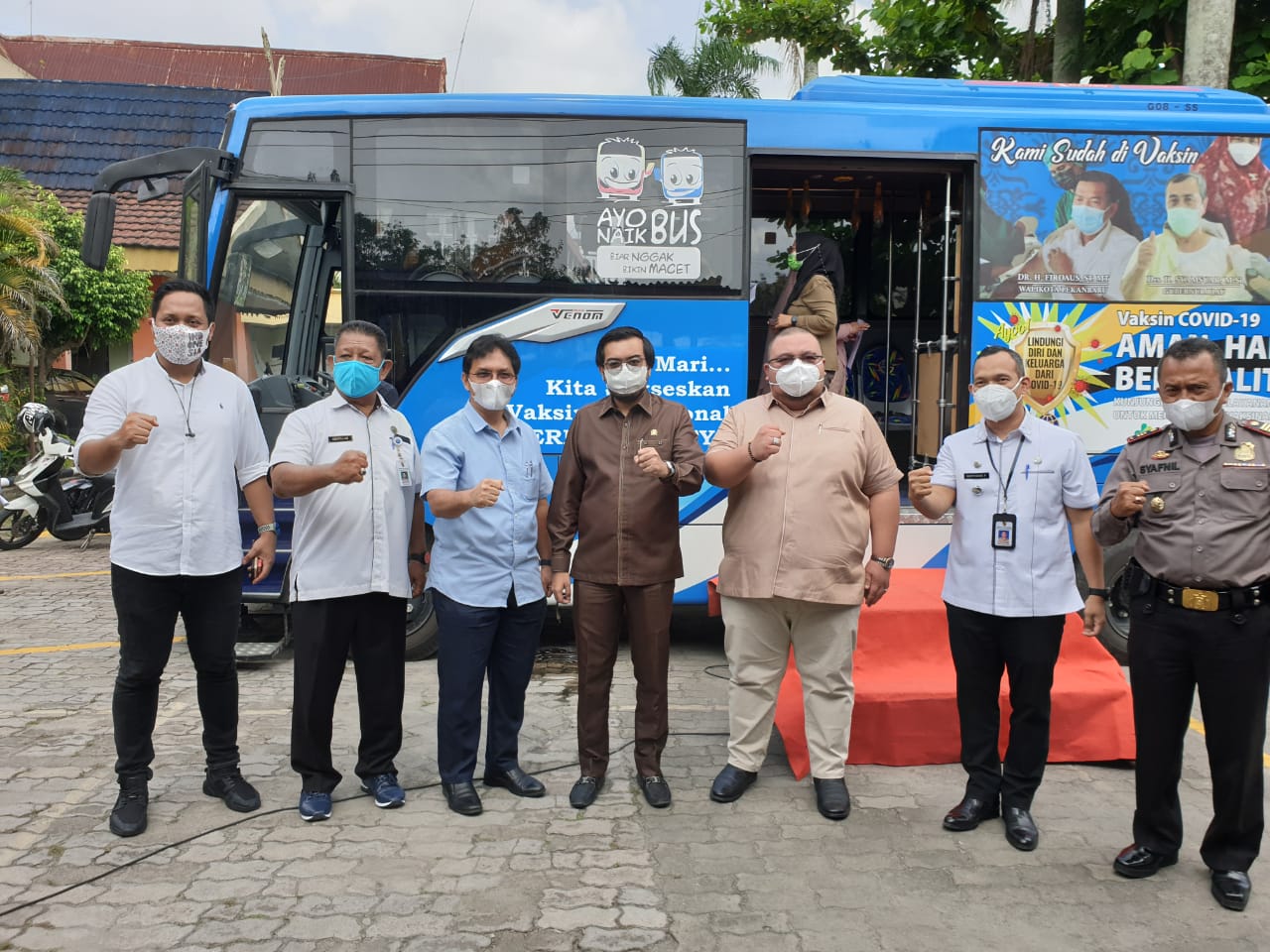 Ginda Burnama Tinjau Pelaksanaan Vaksinasi Massal di Pasar Bawah
