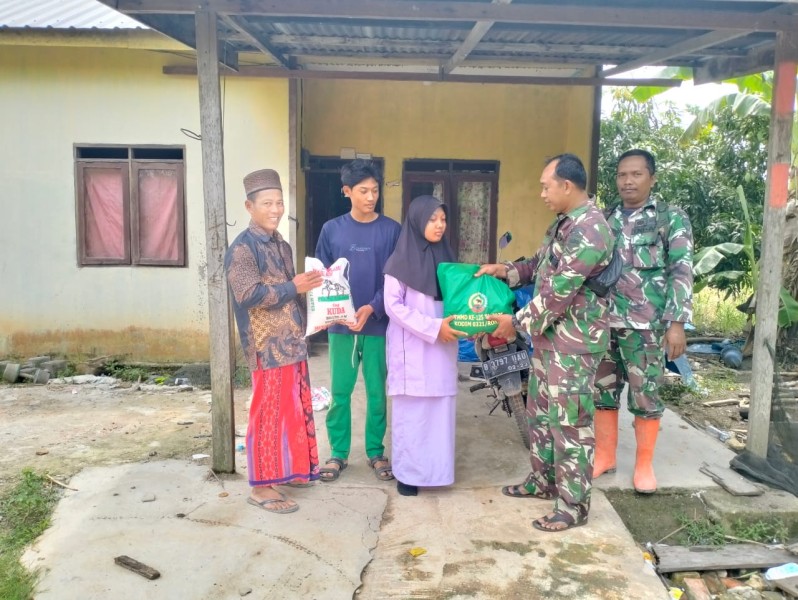 Jumat Berkah Satgas TMMD Bagikan Paket Sembako