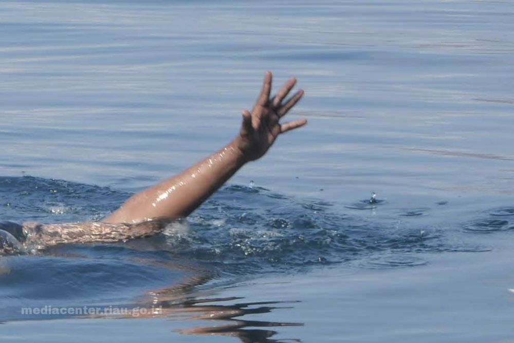 Perahu Karam, Petani Sawit di Rohil Tenggelam Selamatkan Anak dan Istri