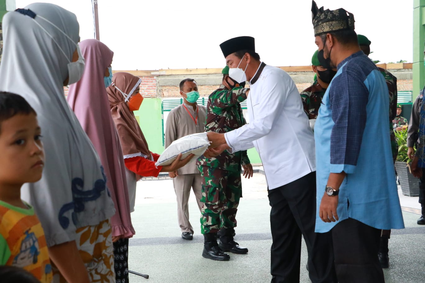 Wali Kota Kembali Salurkan Bantuan Beras dari Yayasan Budha Tzu Chi kepada Masyarakat