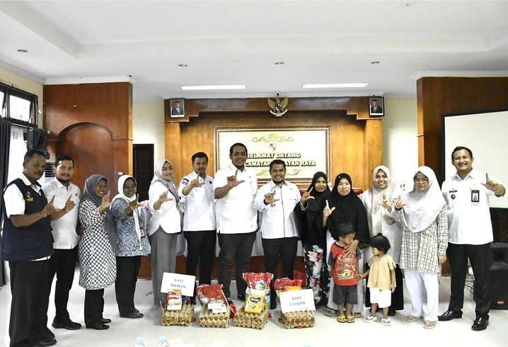 Laksanakan Program Stunting Pemko, Sekretariat DPRD Jadi Bapak Asuh Anak Kurang Gizi di Tenayan dan Sukajadi