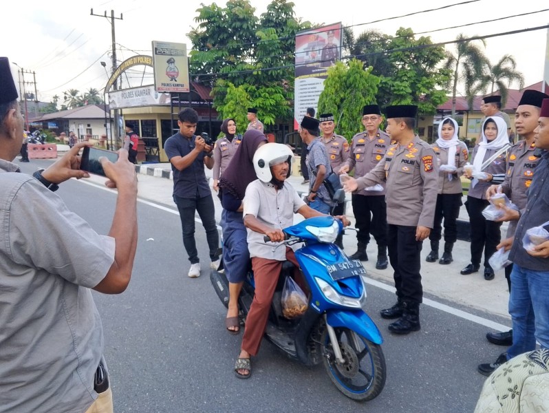 Polres Kampar dan Media Berbagi Takjil dalam Bukber Serentak se-Indonesia