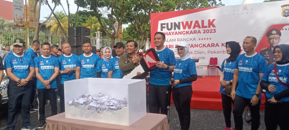 Lima Ribu Lebih Masyarakat Pekanbaru Hadiri Fun Walk Hari Bhayangkara Ke-77
