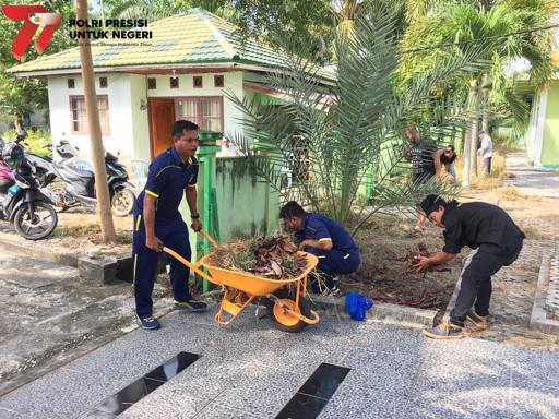 Jelang HUT ke-77 Bhayangkara, Polsek Siak Kecil Baksos di Masjid dan Ziarah Makam Syech Faqih