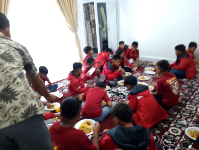 Jelang Keberangkatan ke Lampung, Wabup Hidangkan Sarapan Bagi Tim Kampar Junior FA