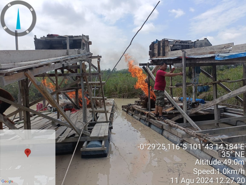 Polisi Bakar Tiga Rakit PETI di Desa Kasang Limau Sundai