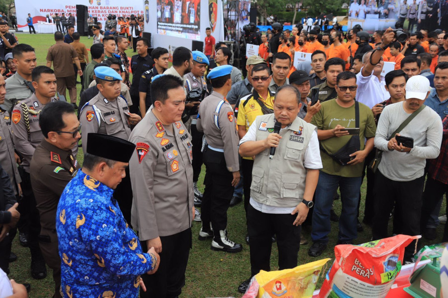 Polda Riau Ungkap 18 Ton Beras Bulog Dikemas Ulang Menjadi Premium