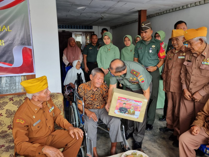 HUT RI Ke-78, 10 Veteran Riau Terima Sembako dan Peralatan dari Danrem