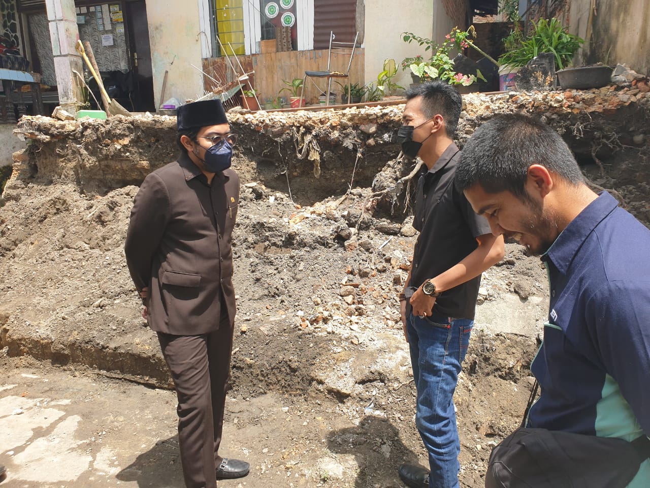 Ginda Tinjau Rumah Warga yang Longsor di Kelurahan Padang Terubuk