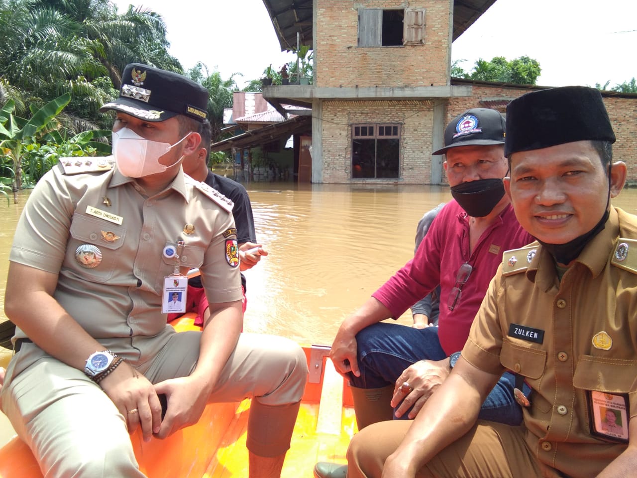 Tinjau Kondisi Warga, Camat Bukit Raya Turun Langsung ke Sejumlah Titik Banjir