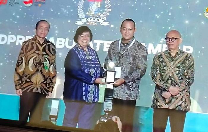 DPRD Kampar Terima Penghargaan Green Leadership Nirwasita Tantra Tahun 2022