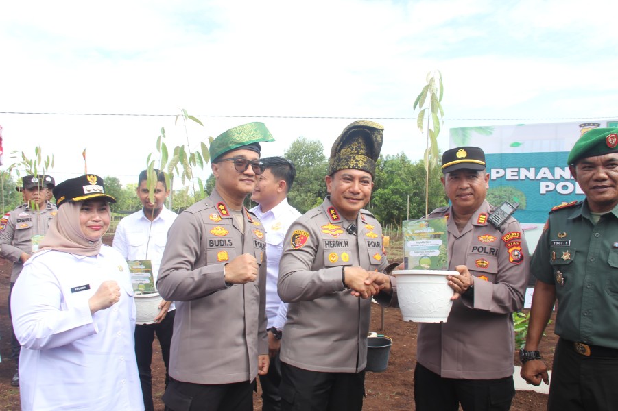 Kapolda Riau Bersama Bupati Kasmarni Tanam Bibit Pohon Hijaukan Negeri Junjungan