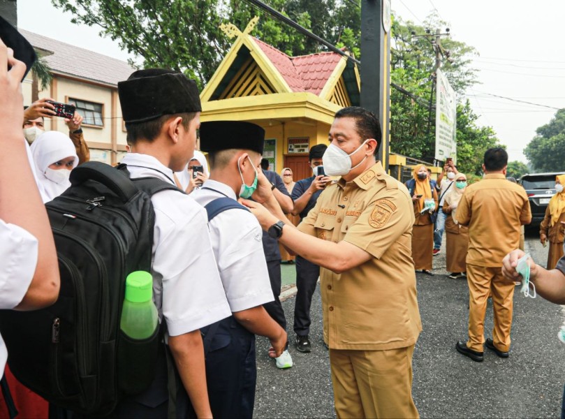 Wawako Tinjau PTM Pekanbaru, Siswa Dibekali Masker dan Vitamin