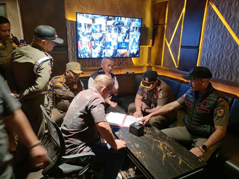 Sidak, Satpol PP Pekanbaru Periksa Izin Hingga Cek Ruangan Hiburan Malam D'Poin
