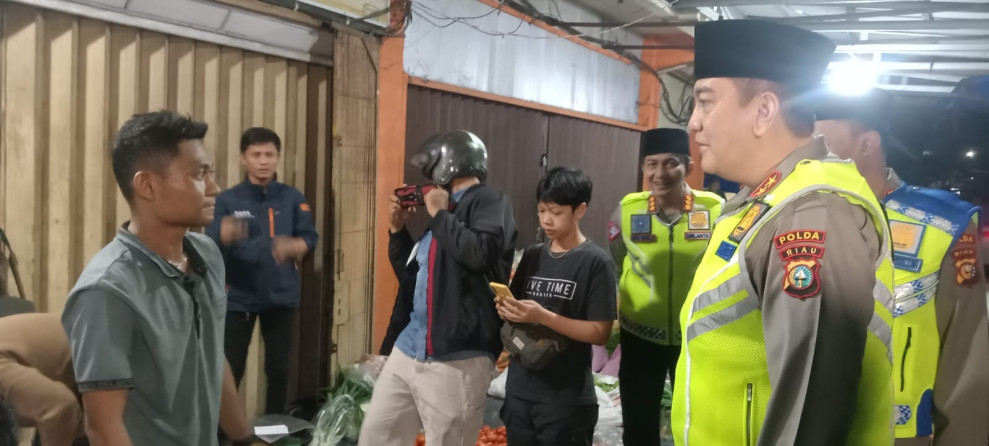 Pimpin Patroli Jelang Sahur, Kapolda Riau Sapa Pedagang Pasar