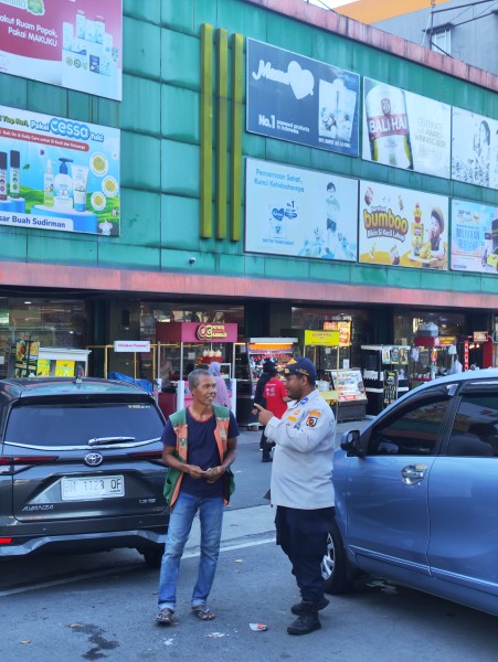 Parkir Meluber Picu Macet, Dishub Tegur Jukir di Pasar Buah Sudirman