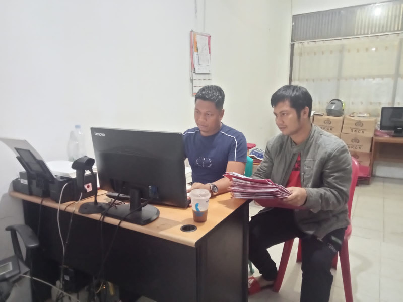 Berikan Pelayanan Terbaik Pengurusan SKCK, Personel Sat Intelkam Polres Kampar Tetap Bekerja Meskipun Hari Libur
