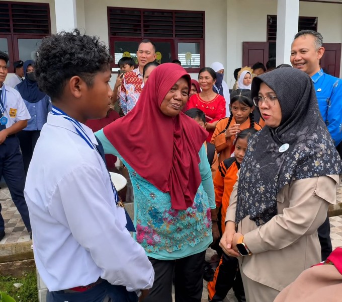 Lewati Jalan Lumpur ke Wilayah 3T, Bupati Siak Antar Langsung Seragam untuk Siswa