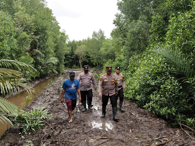 Tembus Hutan Mangrove, Polsek Bengkalis Cooling System Pemilu Damai di Kelapa Pati