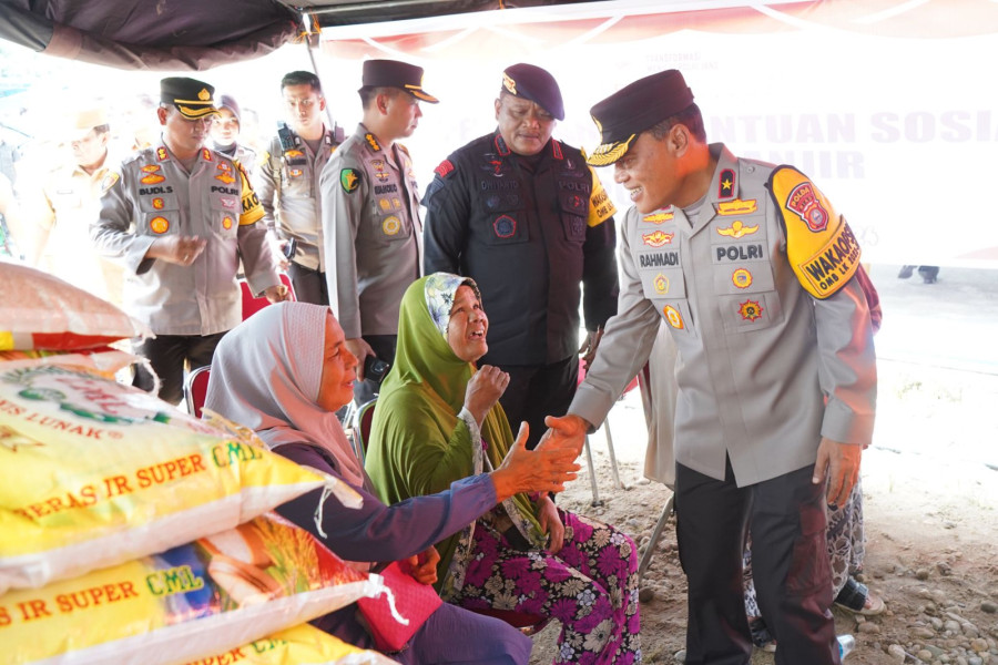 Wakapolda Berikan Bantuan kepada Warga Terdampak Banjir di Rohul