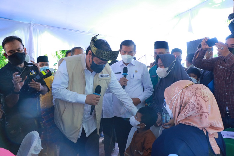 Wali Kota Dampingi Menko Perekonomian Tinjau Vaksinasi Massal di SDN 158 Pekanbaru