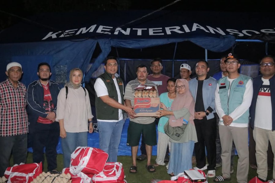 Pj Sekda Pekanbaru Serahkan Bantuan ke Korban Kebakaran di Sukajadi