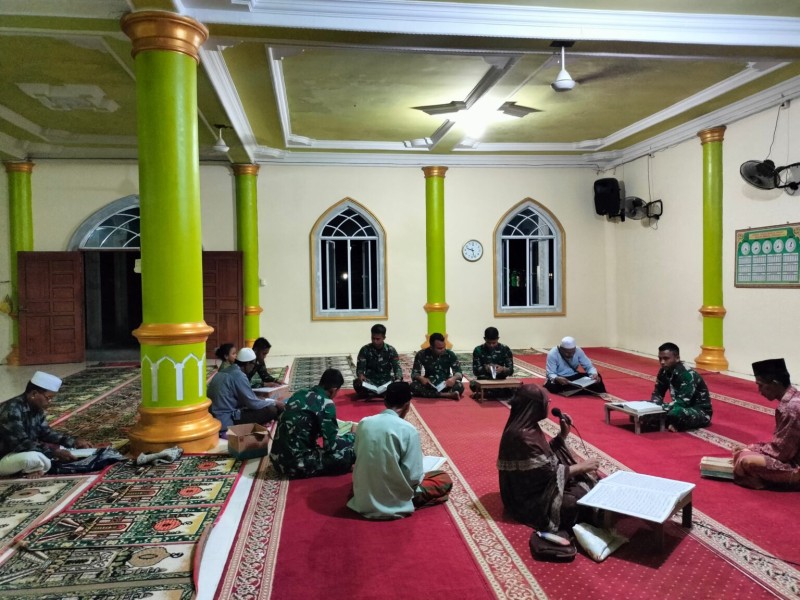 Personel TNI dan Warga Mumpa Tarawih dan Tadarus Bersama di Tengah TMMD