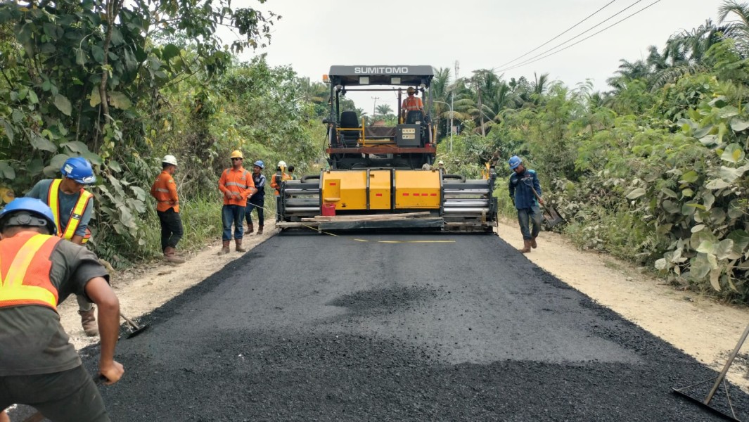 Jalan Rusak Dikebut, 42 Km Aspal Baru Siap Dinikmati Warga
