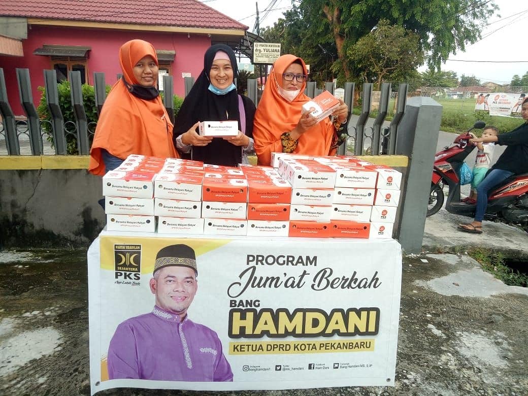 Rumah Aspirasi Hamdani dan Emak-emak Berbagi Takjil Ramadhan