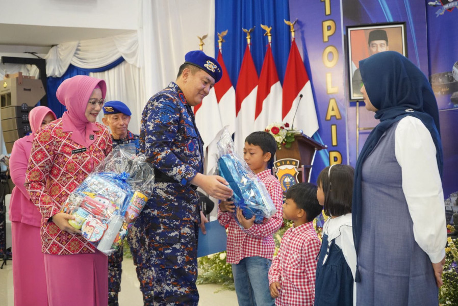 Momen Haru Irjen Iqbal dan Istri Peluk Anak Personel Polairud yang Gugur Dalam Bertugas