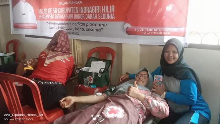 Jelang HUT Bhayangkara Ke-77, Ana Cipudan Warga Enok Ikut Donor Darah Pertama Kali