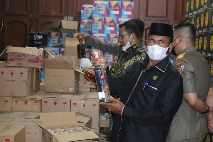 Sidak Lagi, Komisi II Temukan Minuman Kadaluarsa di Gudang
