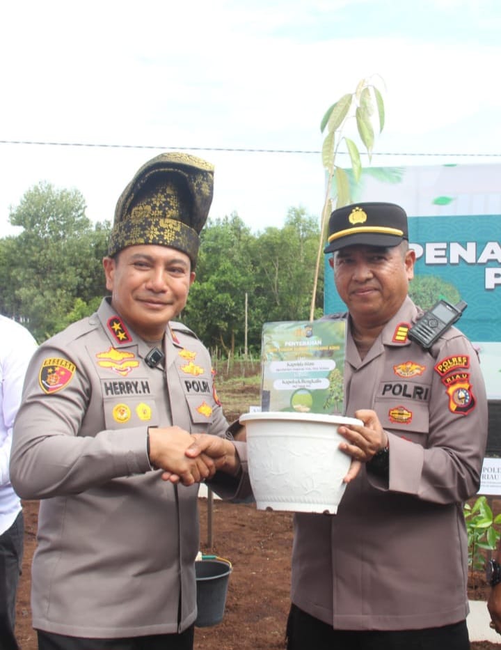 Kapolsek Bengkalis Terima Bibit Durian Musangking dari Kapolda Riau