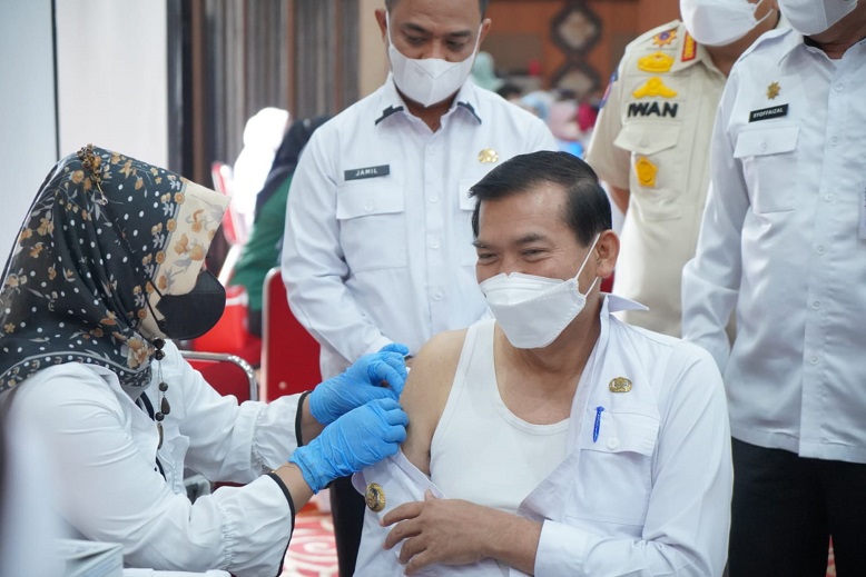 Bersama Ratusan THL dan ASN, Wali Kota Disuntik Vaksin Booster