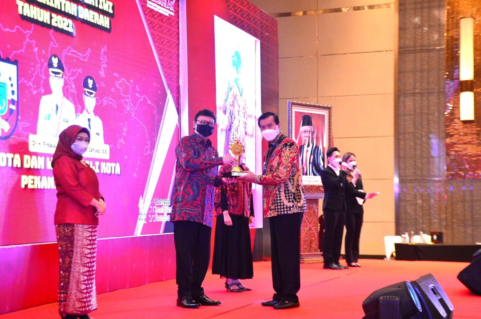 Berikan Pelayanan Publik Prima, Wali Kota Pekanbaru Raih Piala Adicita Sewaka Pertiwi dari Kemenpan-RB