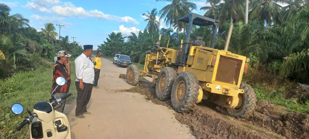 H Kantan Bersama Camat Pantau Perbaikan Jalan Poros Kubu Babussalam