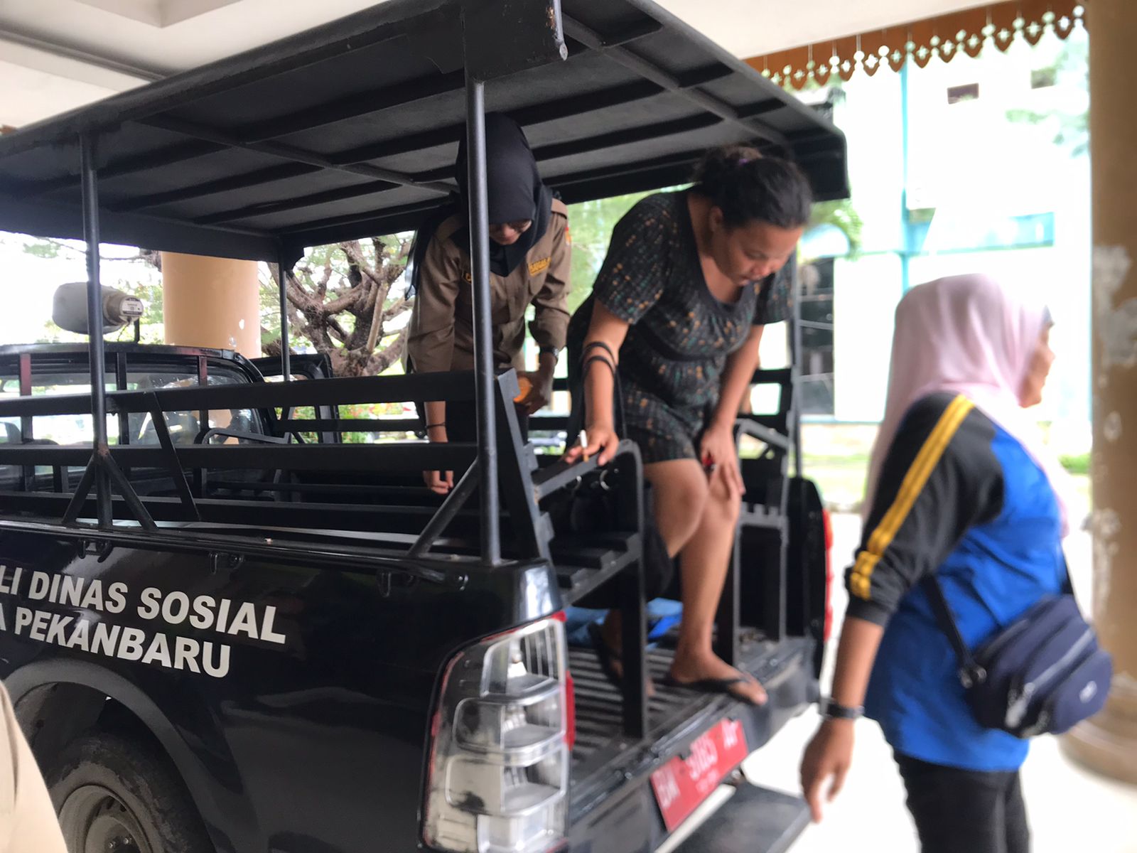 Diduga ODGJ, Dinsos dan Polresta Pekanbaru Amankan Wanita Pencuri Kotak Amal