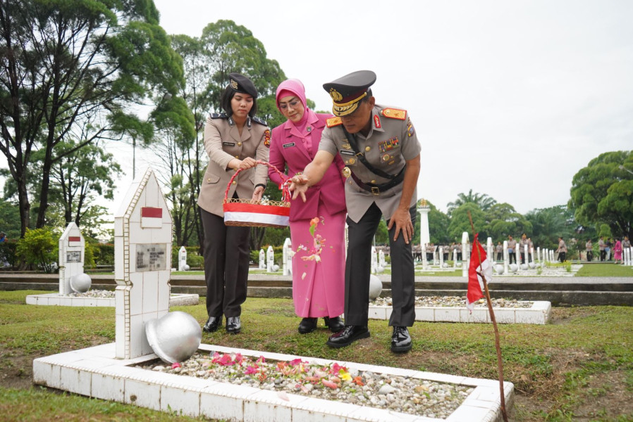 Kapolda Tabur Bunga di Makam Pahlawan dan Sungai Siak