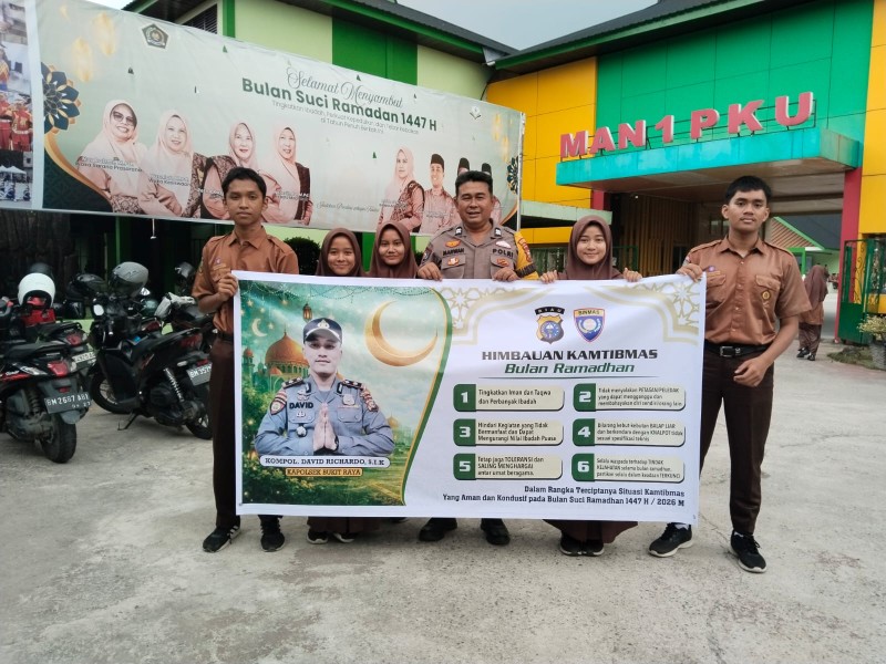 Jaga Kondusivitas Ramadan, Polsek Bukitraya Pasang Spanduk Kamtibmas di MAN 1 Tangkerang