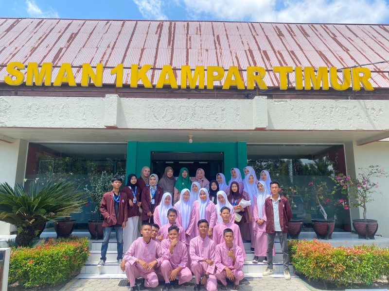 Mahasiswa KKN Universitas Abdurrab Kelompok 19 Sungai Pinang Penyuluhan di SMAN 1 Kampar Timur