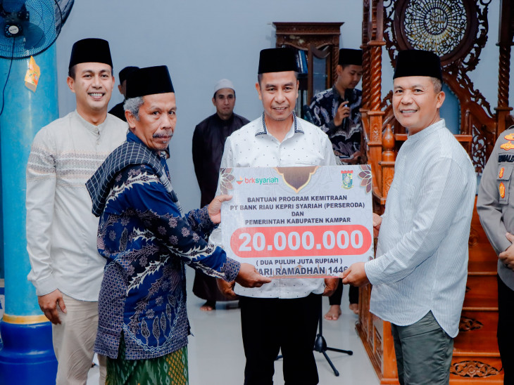 Bupati Kampar Ahmad Yuzar dan Komamdan Korem safari Ramadhan di Masjid Ubudiyah Desa Limau Manis