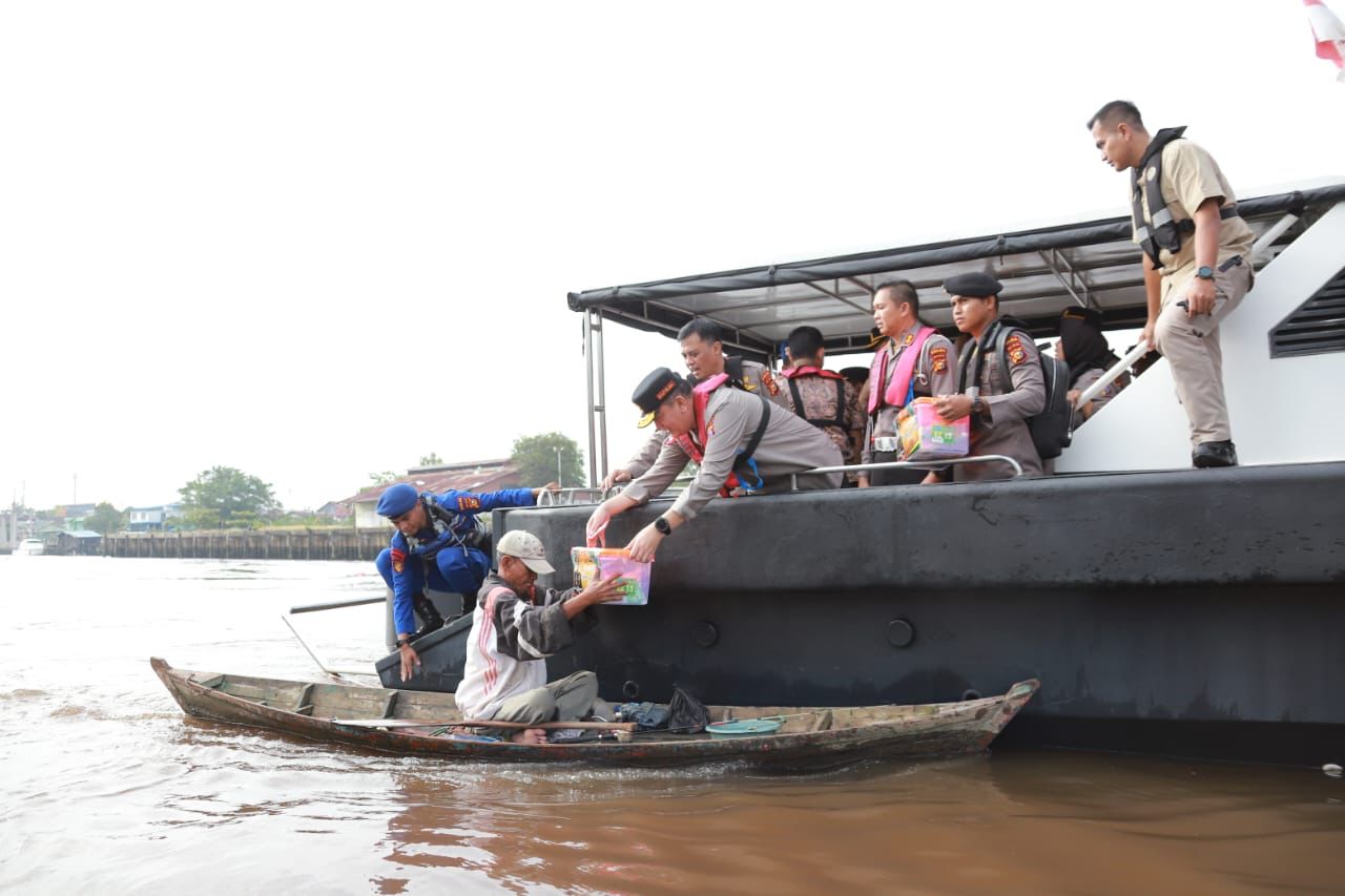 Menyusuri Sungai Siak, Kapolda Riau Dengarkan Curhatan Nelayan